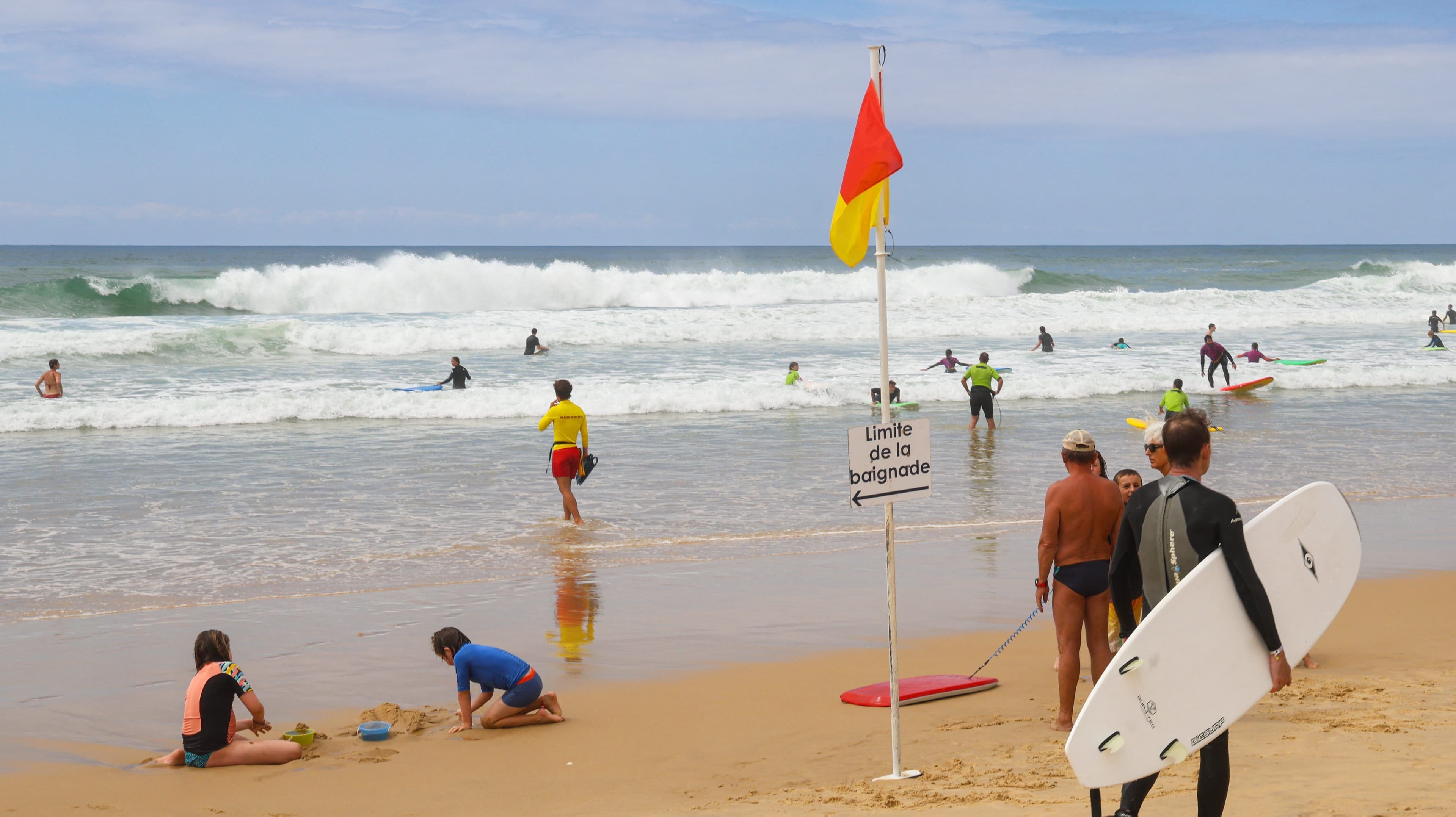 Drapeaux sur les plages de Nouvelle-Aquitaine : guide complet pour se baigner en sécurité